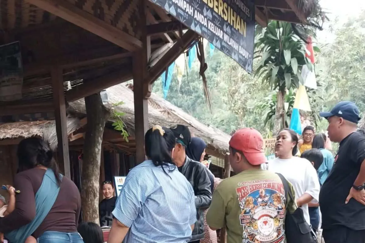 Wisatawan padati permukiman Badui sambil berburu durian Wisatawan padati permukiman Badui sambil berburu durian 