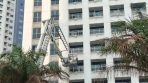 Petugas pemadam kebakaran di lokasi, Ichwan, mengonfirmasi proses pencarian di dalam gedung masih terus berlangsung berpacu dengan waktu