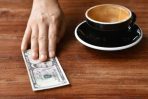 Bukan Sekadar Soal Uang, 7 Karakter Ini Kerap Dimiliki Orang yang Gemar Memberi Tip