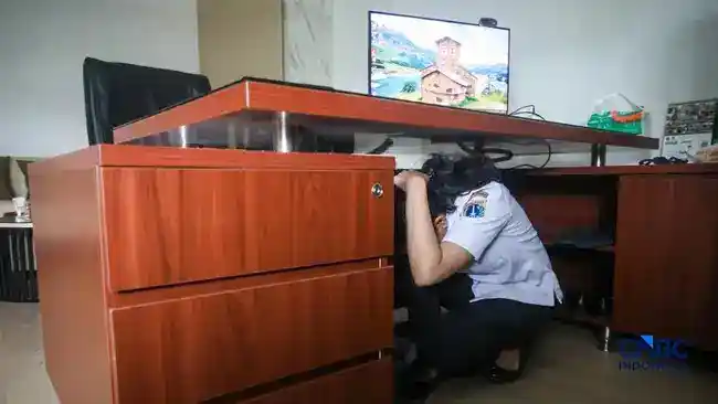 Simulasi Gempa di Jakarta Selatan: ASN Berlatih Berlindung dan Evakuasi