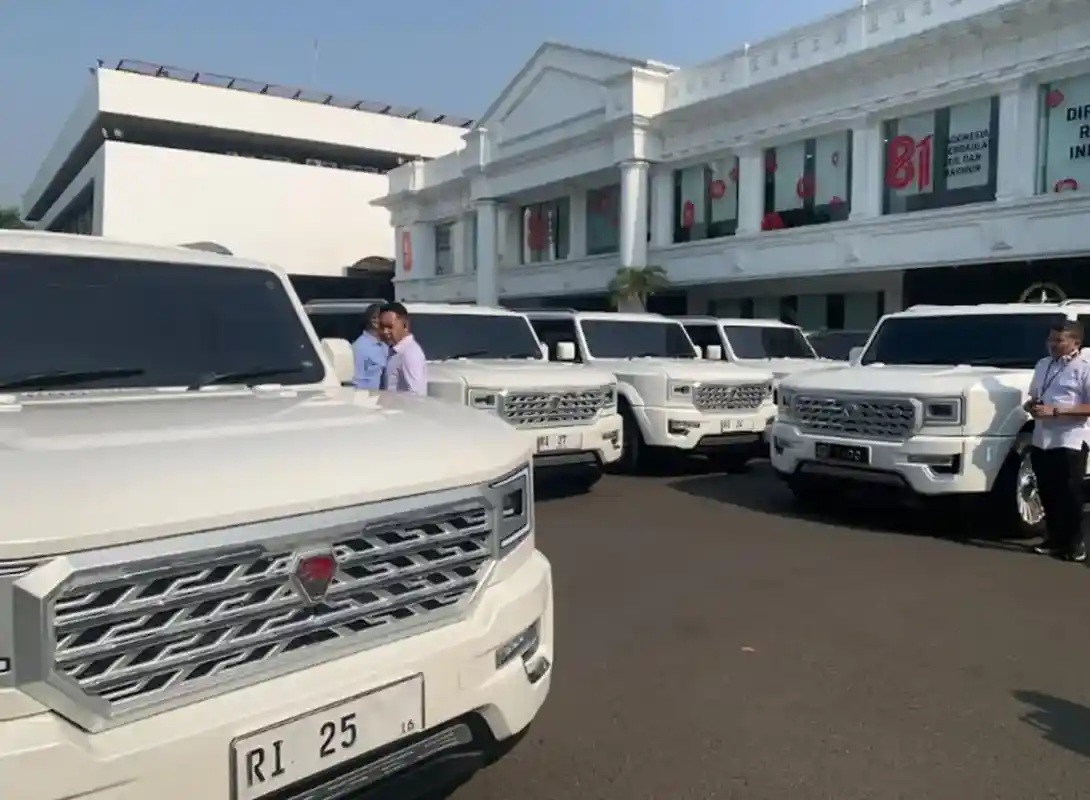 Mobil Maung Putih Antar Menteri ke Sidang Evaluasi Dua Tahun Pemerintahan Prabowo