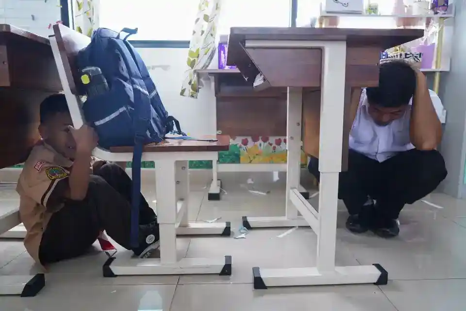 Siswa SD Pejaten Timur Berlatih Menghadapi Gempa dalam Simulasi Serentak DKI