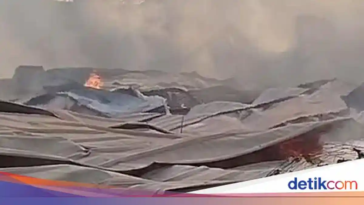 Api Gudang Es Krim di Jatiuwung Belum Padam, Petugas Menunggu Alat Berat