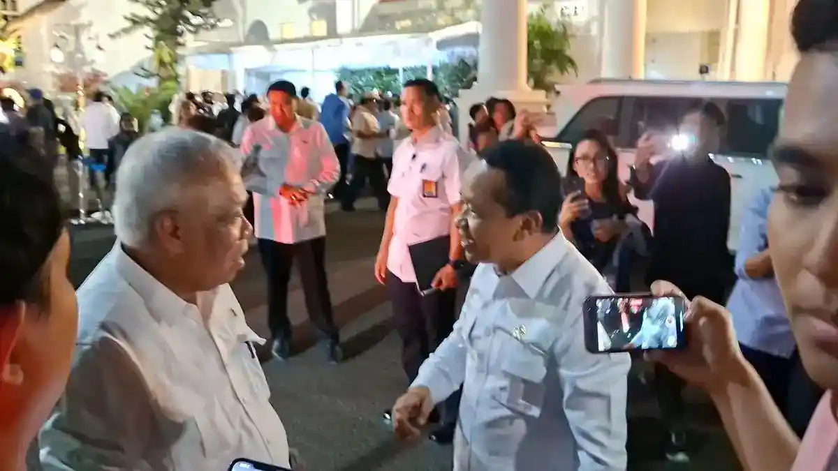 Pertemuan Singkat Bahlil dan Basuki Usai Sidang Kabinet di Istana