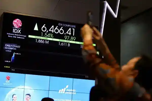 IHSG Berakhir Menguat, STRK dan MKNT Catat Kenaikan Tertinggi