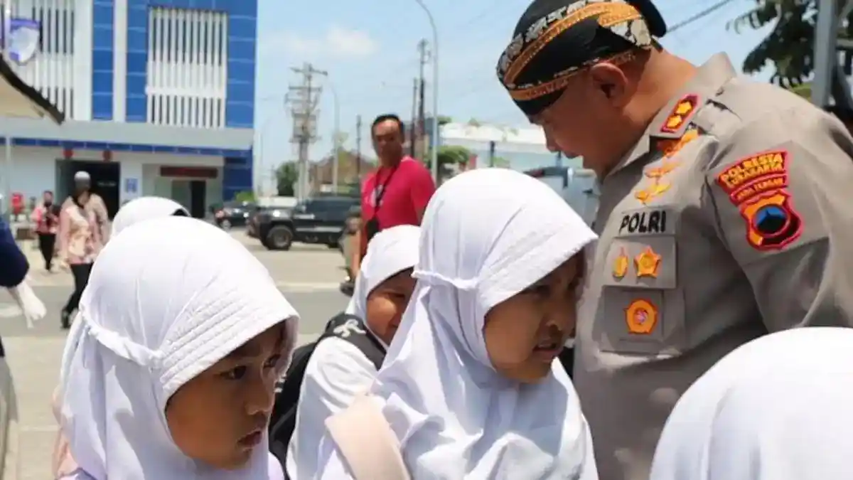 Canda dan Obrolan Santai Jadi Cara Mbah Con Menyampaikan Pesan kepada Anak-anak Solo