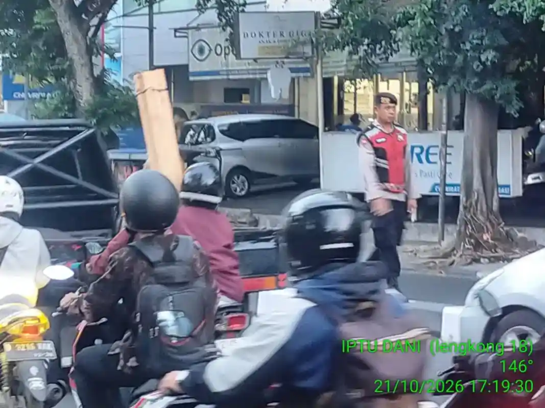 Aksi Perempuan Menghadang Pemotor Lawan Arus di Buahbatu Jadi Sorotan