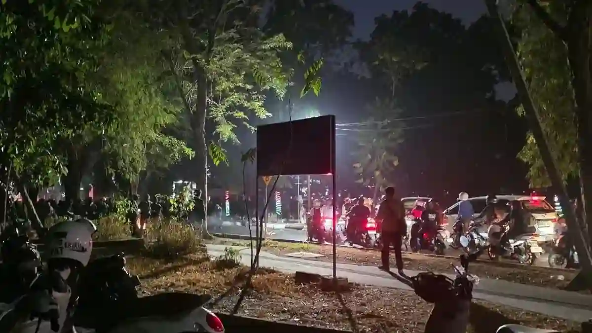 Kericuhan Usai Aksi di Unhas: Pembakaran Motor Listrik dan Penanganan Polisi