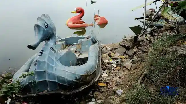 Kemarau Menyingkap Sampah dan Lumpur di Setu Cilodong