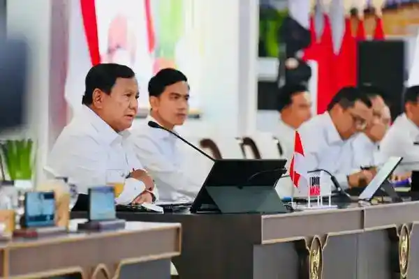 Prabowo Minta Kontrak Distribusi Energi Ditinjau Usai Antrean BBM di Bali