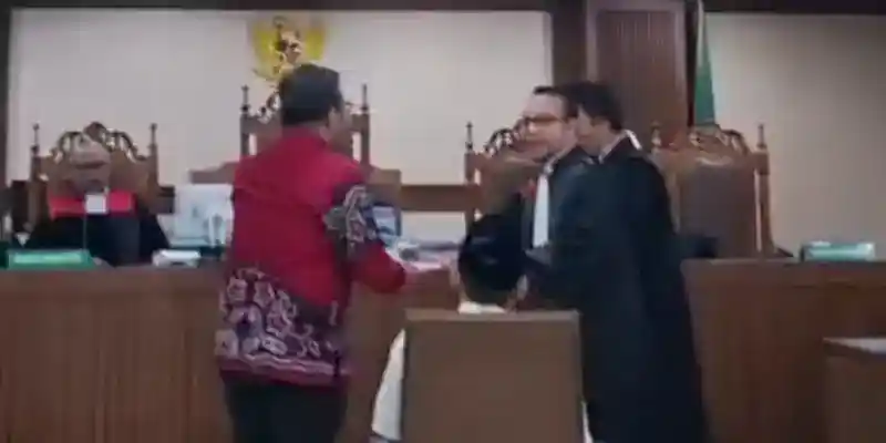 40 Tokoh Serahkan Amicus Curiae untuk Hery Susanto dalam Sidang Duplik