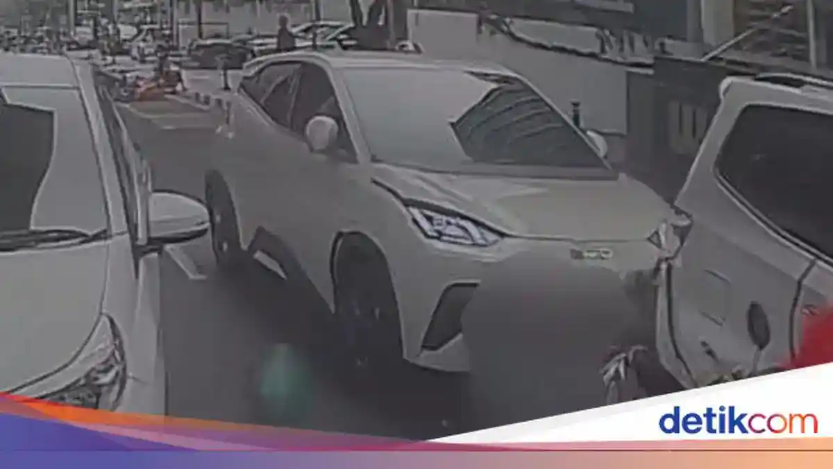Kecelakaan Beruntun di Panglima Polim, Pengemudi Ojol Terluka