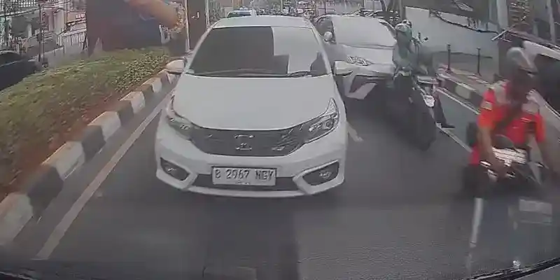 Kecelakaan Beruntun di Panglima Polim: BYD Atto 1 Kehilangan Kendali