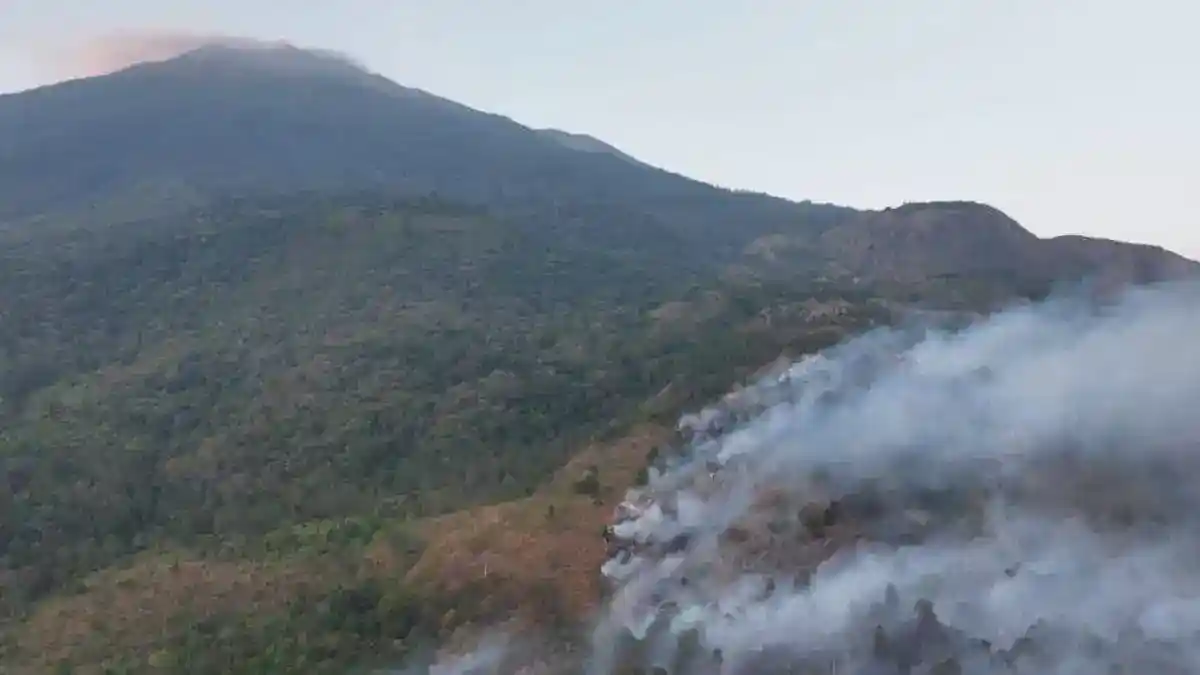 Api Belum Padam di Ciremai, Petugas Hadapi Medan Terjal dan Angin Kencang