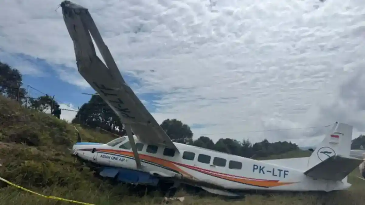 Pesawat Asian One Air Keluar Landasan di Intan Jaya, Dua Personel TNI Terluka