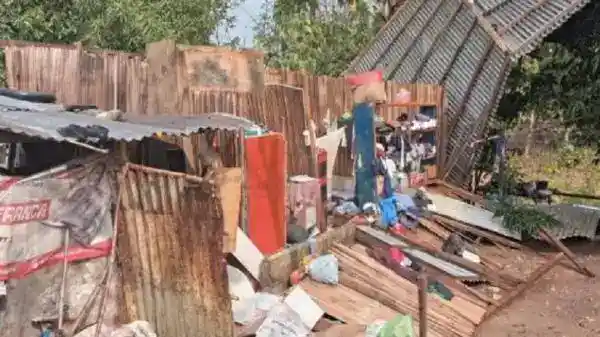 Angin Kencang Menerbangkan Atap Rumah Warga di Maubeli, Barang-barang Terkena Hujan