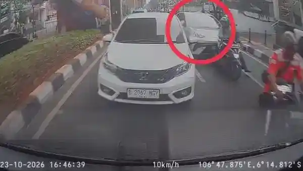 Rangkaian Tabrakan BYD Atto 1 di Panglima Polim Lukai Pengemudi Ojol