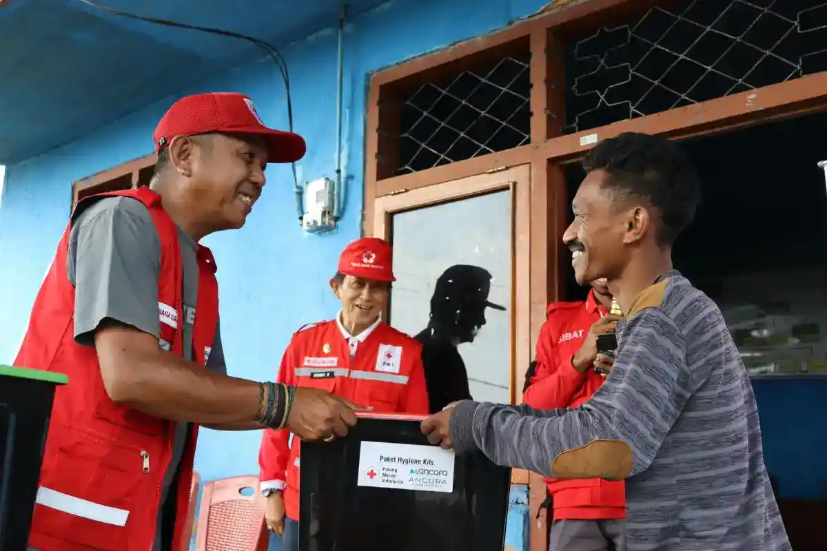 PMI Jakarta Selatan Distribusikan 432 Paket Kebersihan bagi Penyintas Gempa Flores