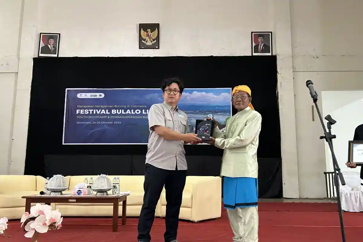 Umar Pasandre Raih BIA Award atas Pengabdian Panjang bagi Mangrove Torosiaje
