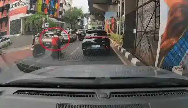 Kecelakaan Beruntun di Blok M: Pengemudi Ojol Terluka Setelah Mobil Menabrak Sejumlah Kendaraan