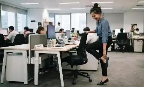 Kaki Terasa Berat Setelah Lama Duduk? Kenali Penyebab dan Gerakan yang Disarankan