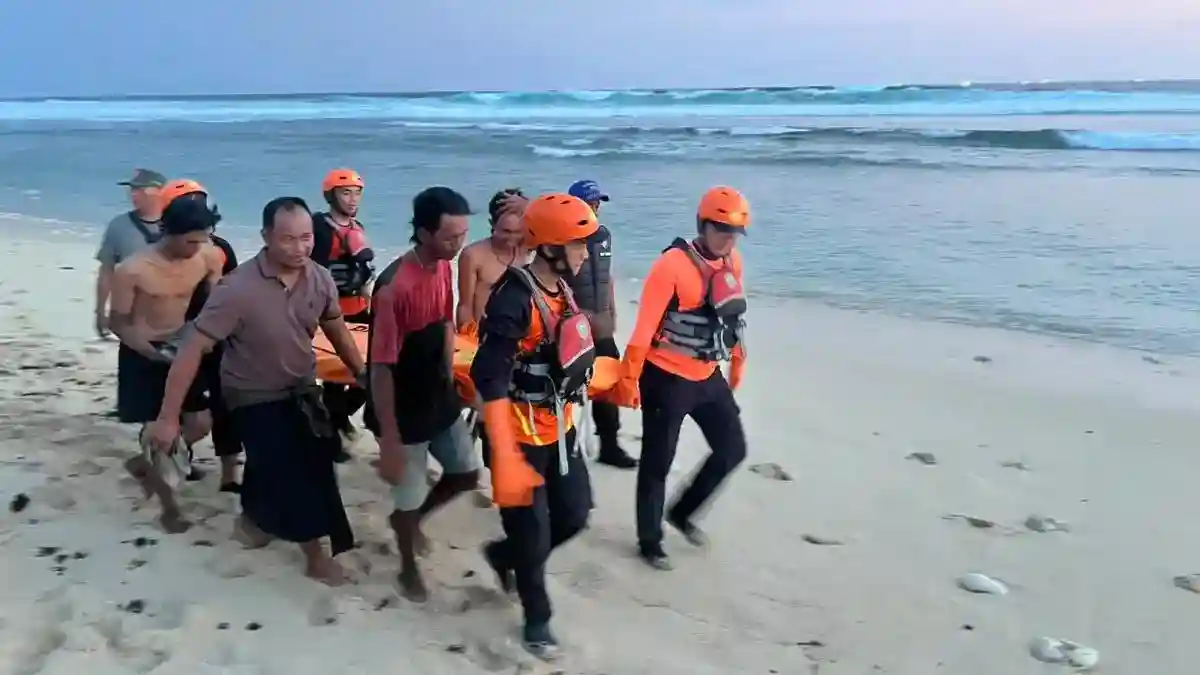 Tim SAR Evakuasi Jenazah Perempuan Tanpa Identitas di Pantai Nyang-Nyang