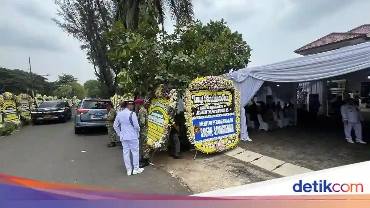 Pelayat dan Pejabat TNI-Polri? Hadiri Rumah Duka Widodo AS di Jakarta Utara