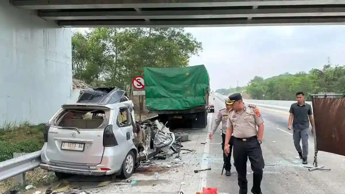 Enam Tewas dalam Tabrakan Avanza dan Fuso di Tol Terpeka