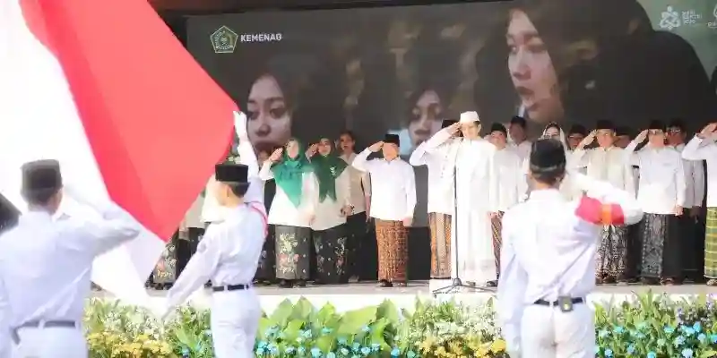 Kemenag Dorong Sarung dan Peci Jadi Bagian dari Busana Kerja