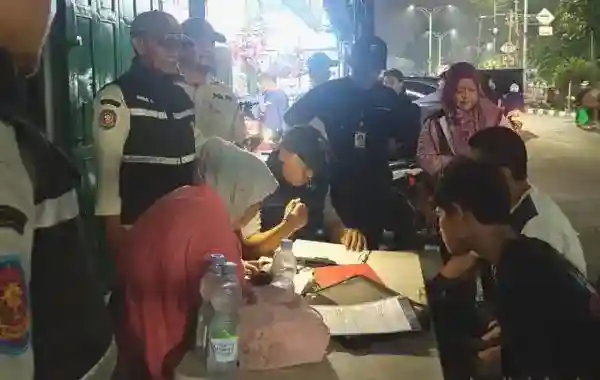 Operasi Semalam di Kramat Jati Menindak 25 Pembuang Sampah Liar