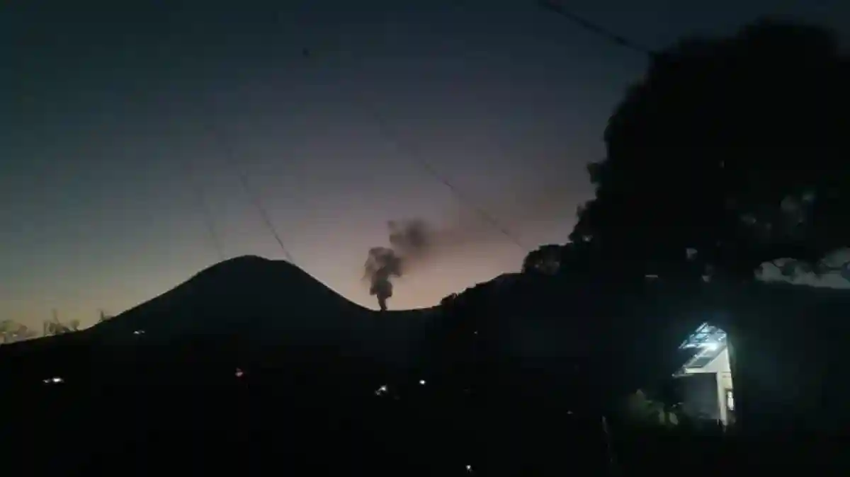 Gunung Lokon: Aktivitas Seismik, Potensi Bahaya, dan Imbauan Keselamatan
