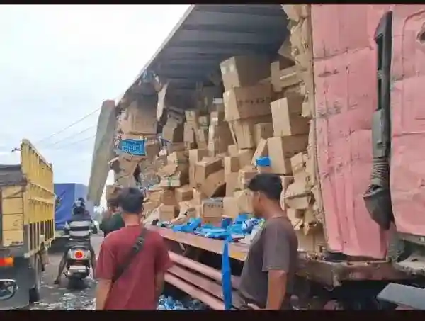 Tabrakan Bus dan Truk Obat di Labuhanbatu Picu Kemacetan, Muatan Dijarah