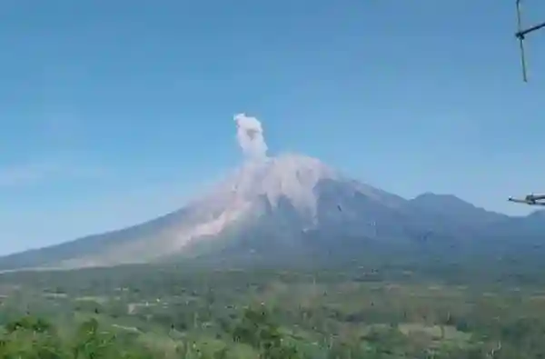 Aktivitas Semeru pada Senin Pagi: Lima Erupsi dan Status Siaga