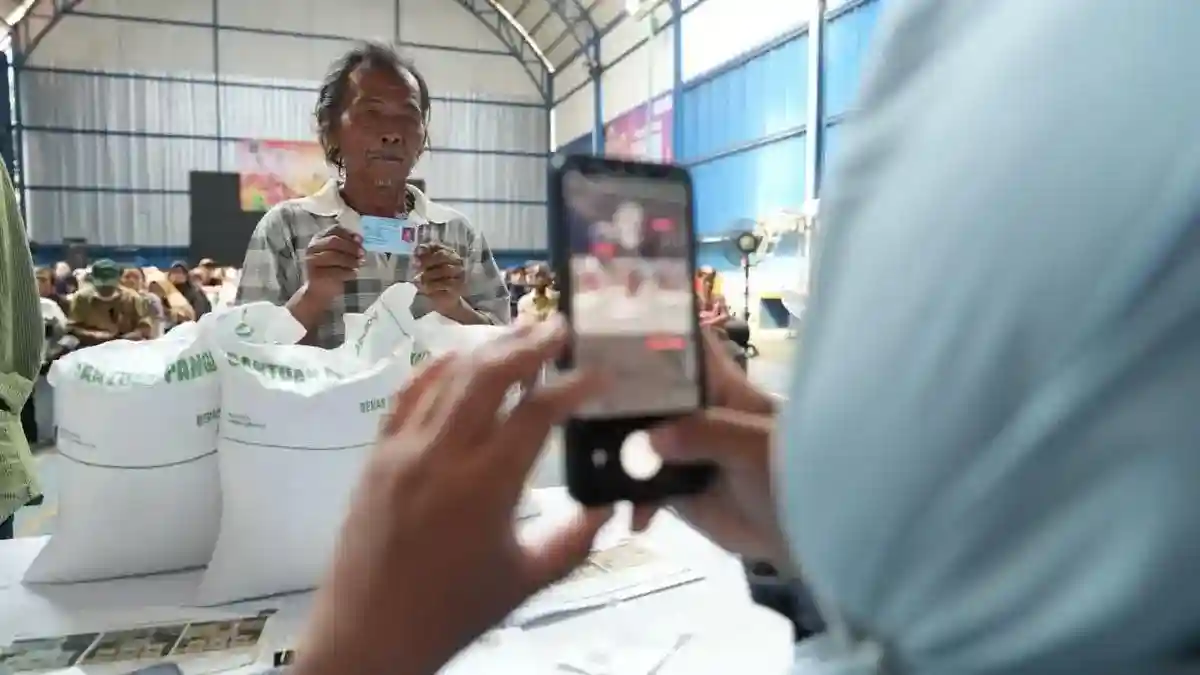 Bantuan Beras untuk 33,2 Juta Keluarga Ditargetkan Tuntas Sebelum Libur Akhir Tahun