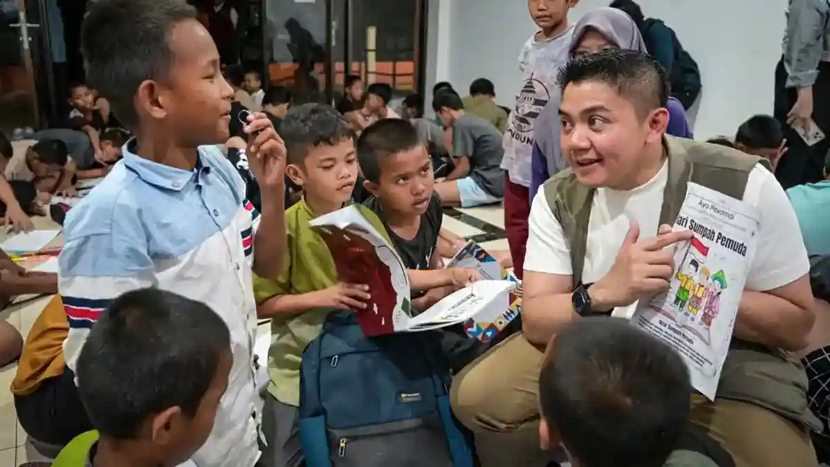 Teddy Indra Wijaya Datangi Sekolah Rakyat Cikarang pada Malam Hari