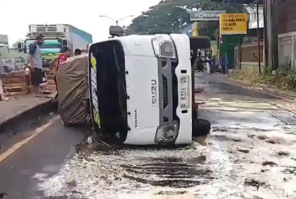 Truk Pembawa Telur Terguling di Pandaan, Muatan Pecah dan Jalan Licin