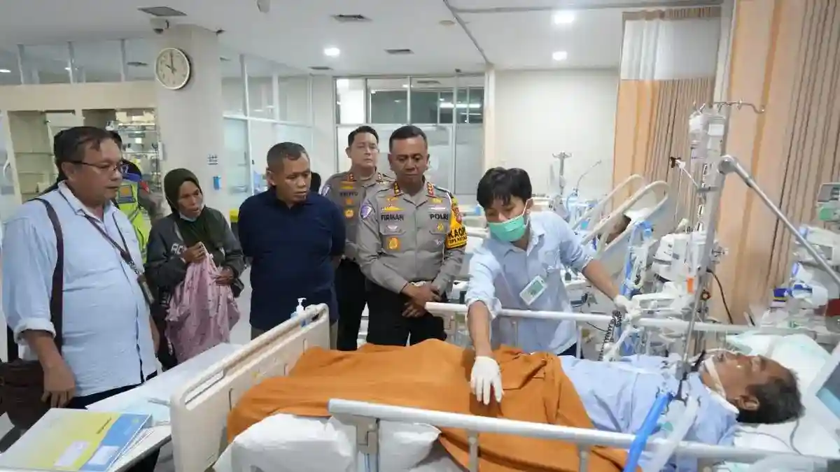 Polri Dampingi Pengemudi Ojol Korban Kecelakaan di Blok M