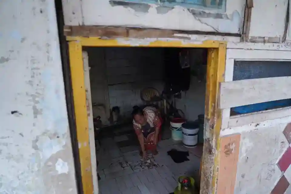 Atap Bocor dan Lantai Retak: Harapan Warga Palmerah Menanti Perbaikan Rumah