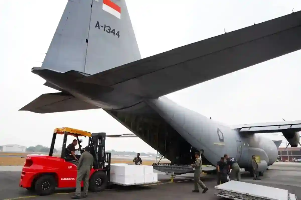TNI AU Angkut 4,6 Ton Dry Ice untuk Operasi Modifikasi Cuaca di Dua Wilayah