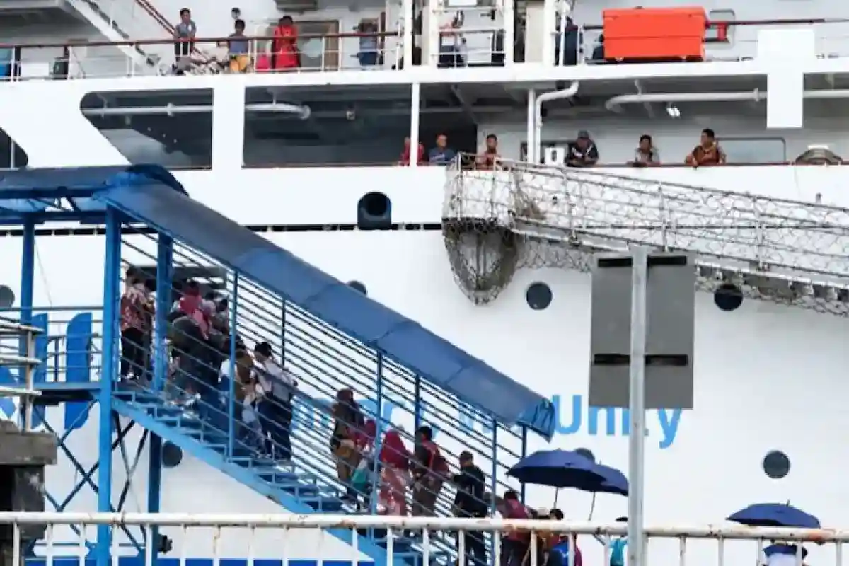Kabut Asap Ganggu Penerbangan, Warga Kobar Beralih ke Kapal Laut