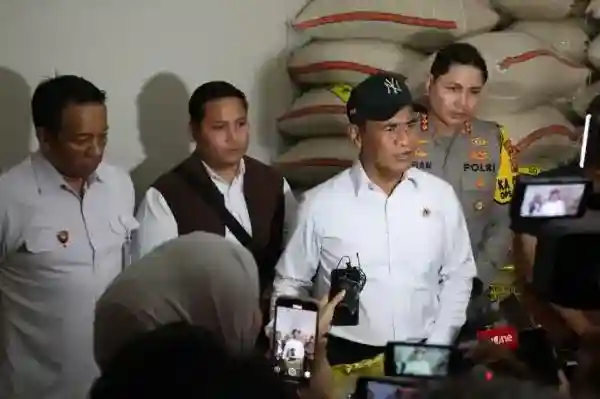 Temuan Dugaan Pengoplosan Beras SPHP di Jakarta Timur Picu Kecaman Mentan Temuan Dugaan Pengoplosan Beras SPHP di Jakarta Timur Picu Kecaman Mentan