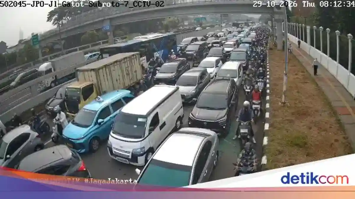 Antrean Kendaraan Memanjang di Gatot Subroto Usai Dua Truk Kecelakaan