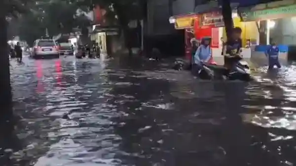 Banjir di Jalan Raya Cibaduyut Ganggu Lalu Lintas, Kendaraan Mogok