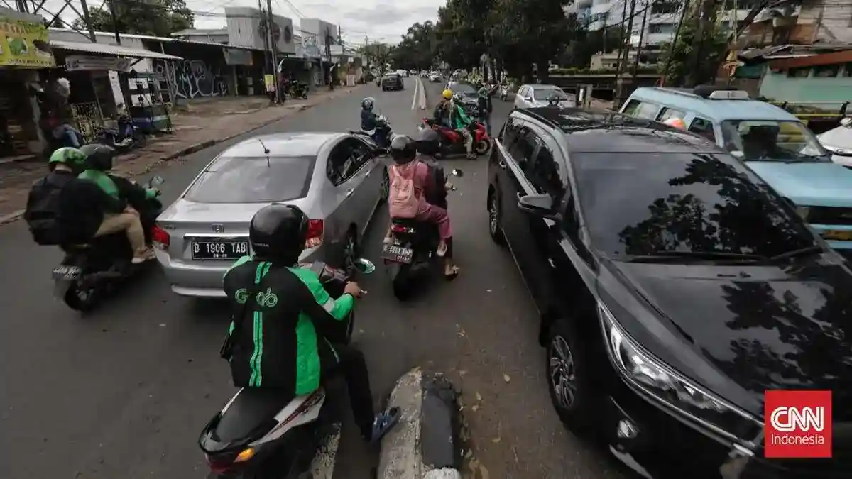 Satpol PP DKI Minta Pengendara Tak Memberi Imbalan kepada Pak Ogah
