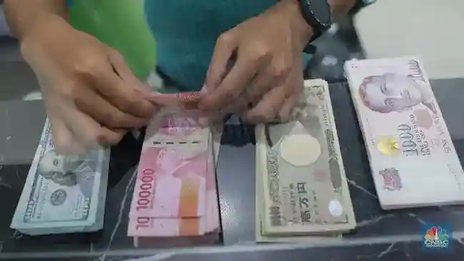 Rupiah dan Ringgit Menguat Saat Dolar AS Kehilangan Tenaga