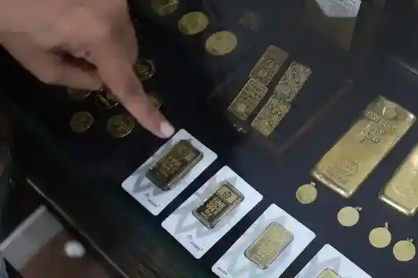 Harga Emas Antam Turun Rp13.000, Simak Daftar Harga dan Buyback