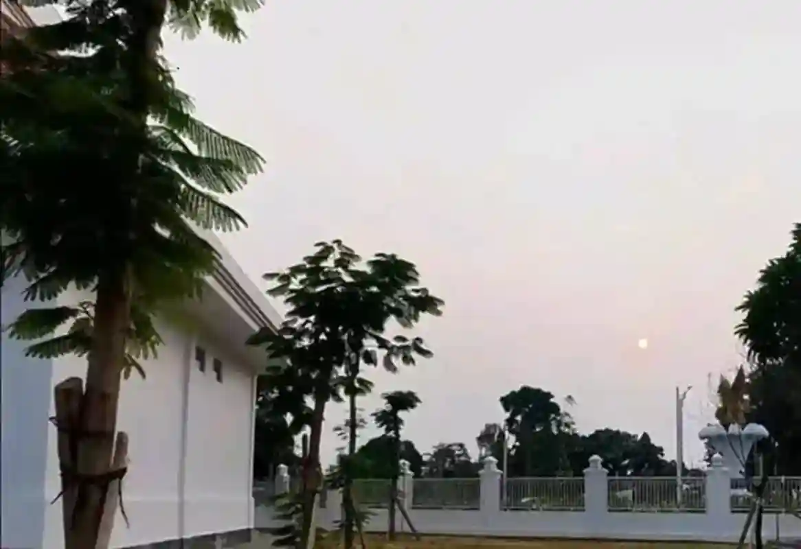 Awan Altostratus Membuat Langit Buleleng Tampak Kelabu
