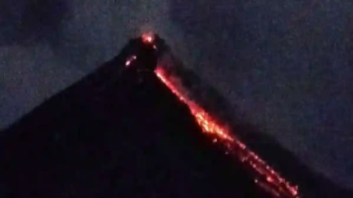 Erupsi Karangetang Disertai Guguran Lava hingga 1,5 Kilometer