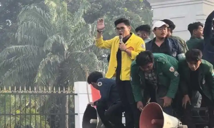 Aksi Nasional Pendidikan BEM SI di Depan DPR Bawa Tuntutan Pendidikan Gratis Aksi Nasional Pendidikan BEM SI di Depan DPR Bawa Tuntutan Pendidikan Gratis