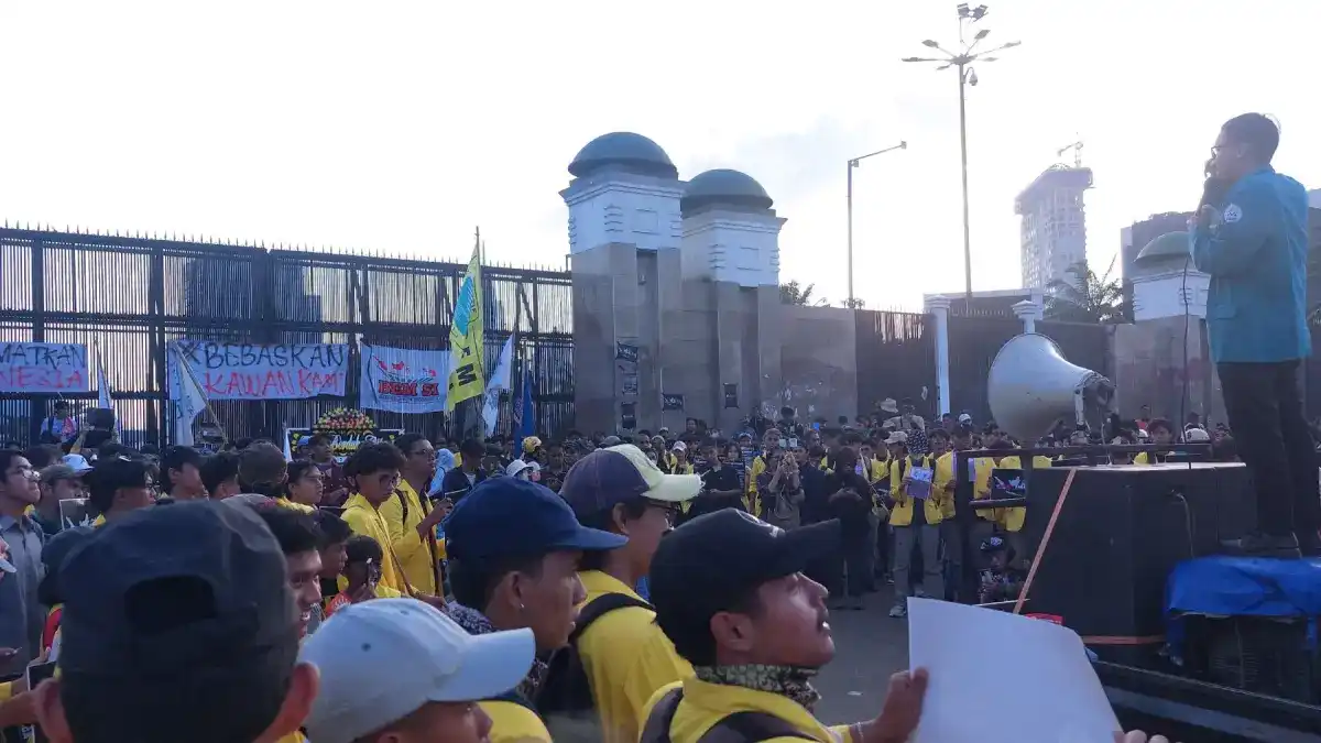 Aksi BEM SI di Depan DPR Kawal Pendidikan Gratis, 3.983 Personel Disiagakan Aksi BEM SI di Depan DPR Kawal Pendidikan Gratis, 3.983 Personel Disiagakan